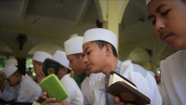 Bekali Santri dan Mualaf Pelosok dengan Quran Layak
